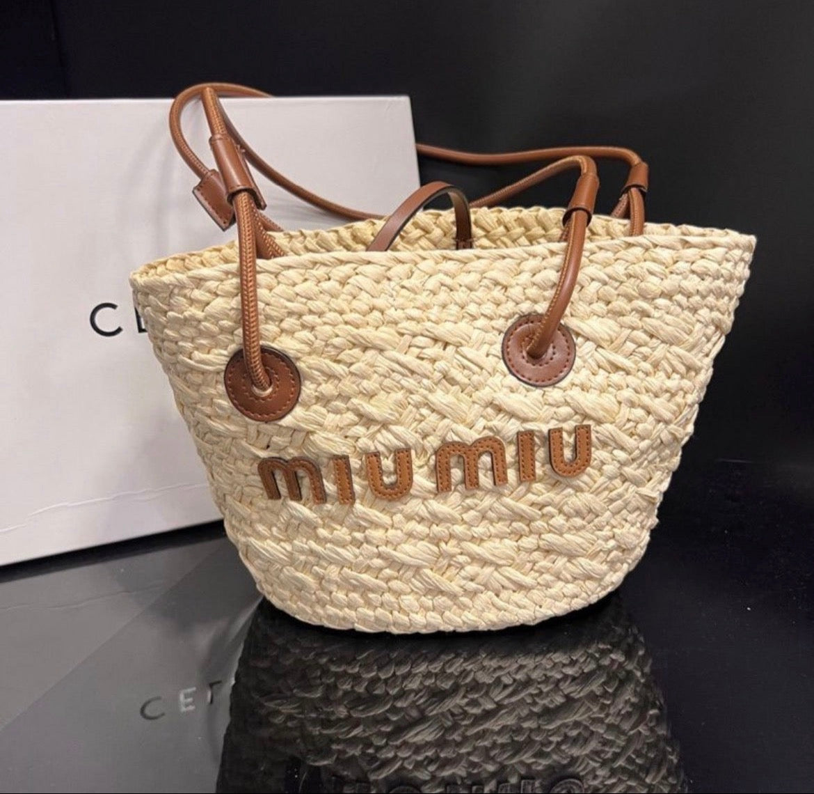 Sac à main et  chapeau :MIU MIU