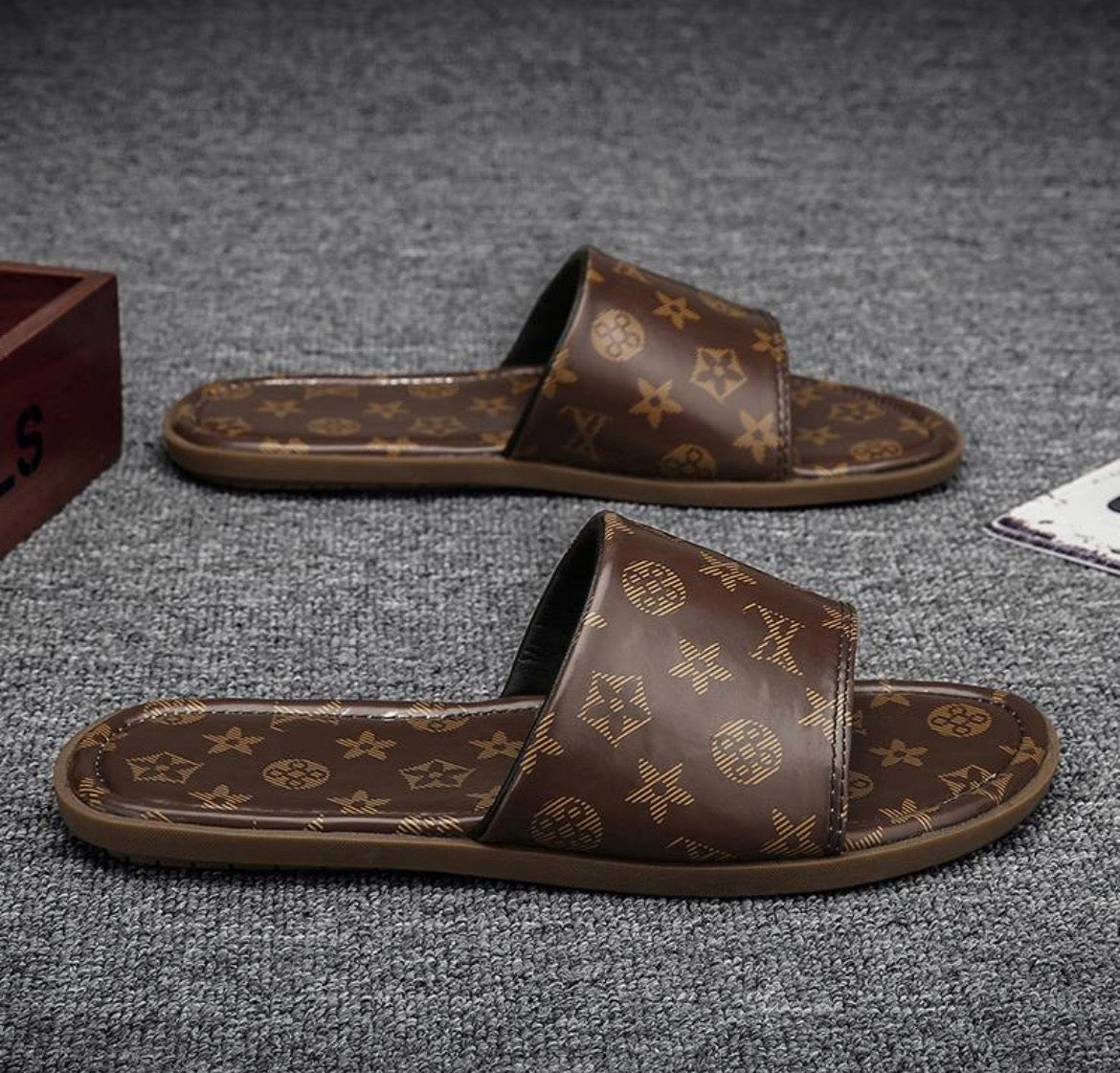 Pantoufles homme :LV