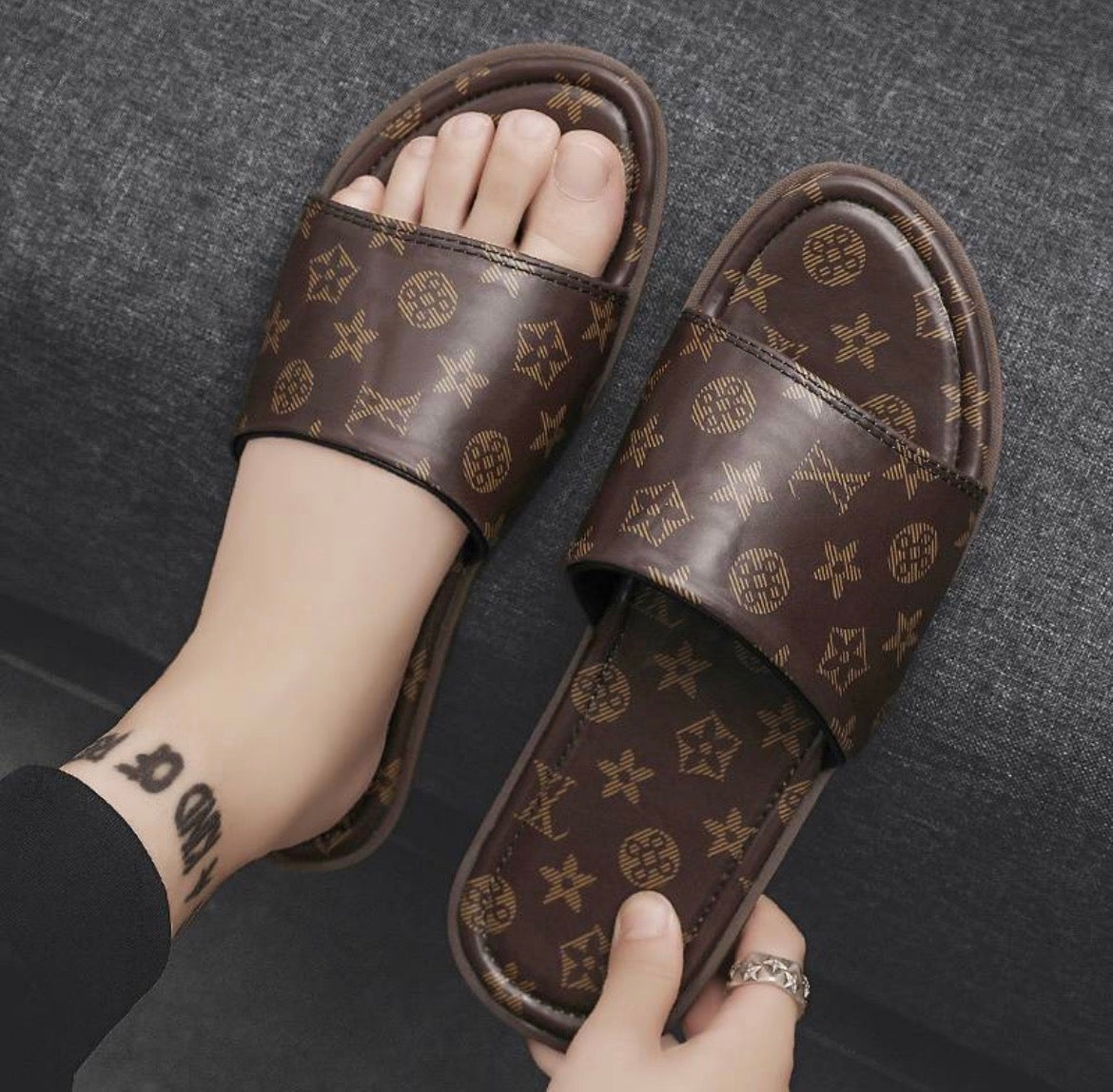 Pantoufles homme :LV