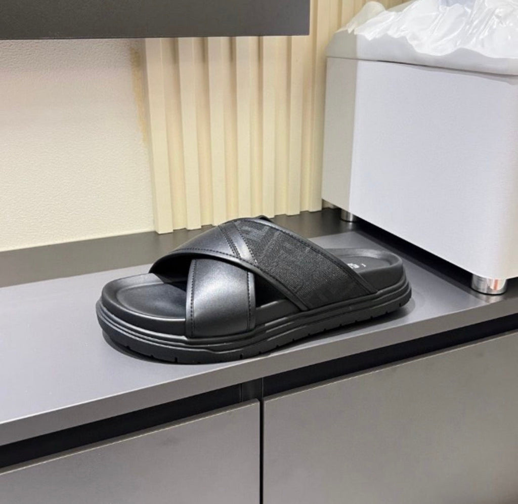 Pantoufles homme :FENDI