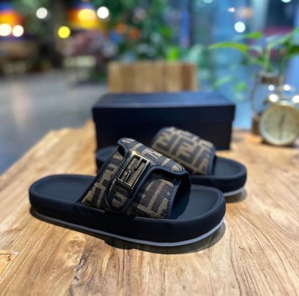Pantoufles homme : FENDI