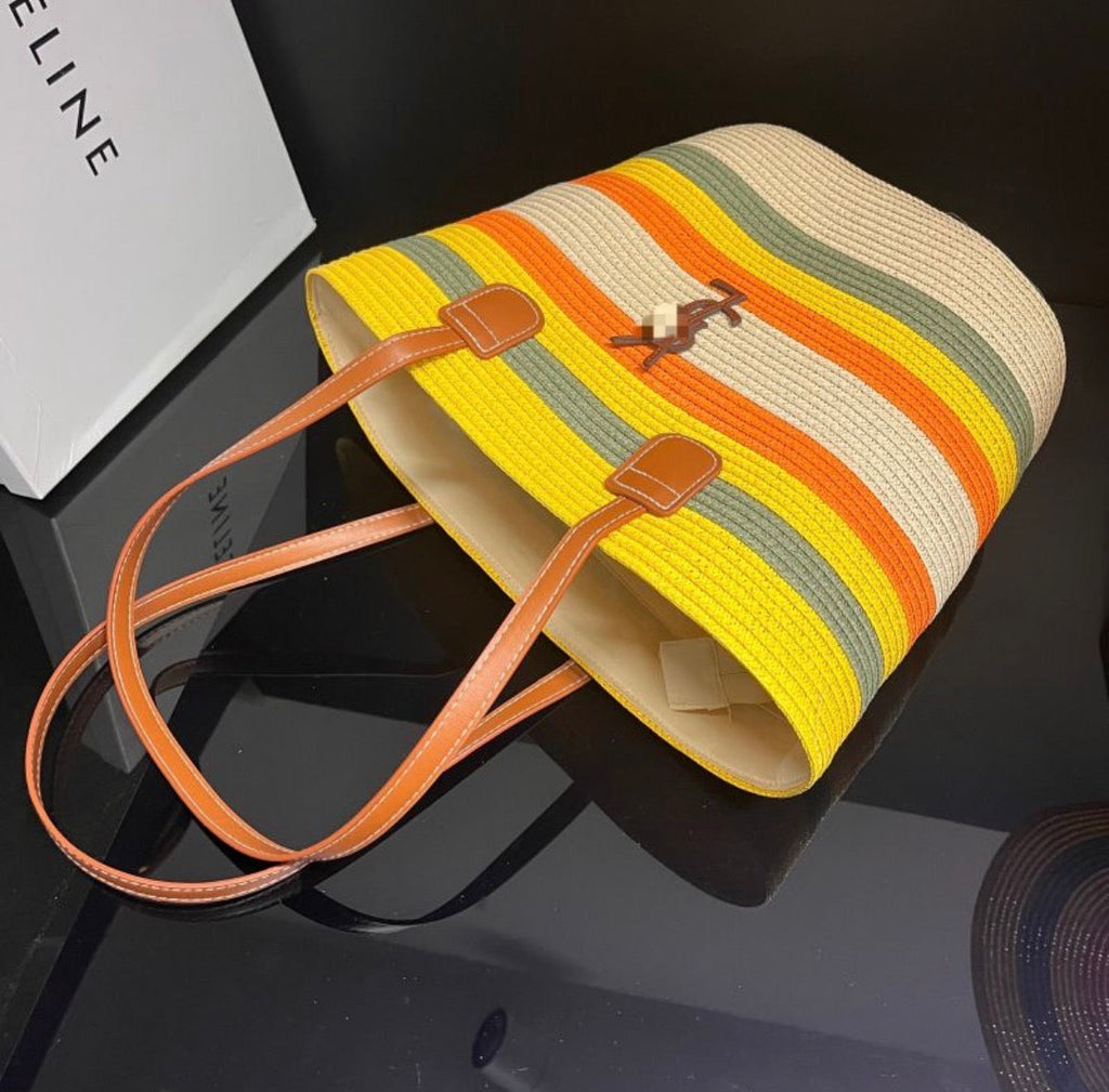 Sac à main et chapeau :YVE SAINT LAURENT