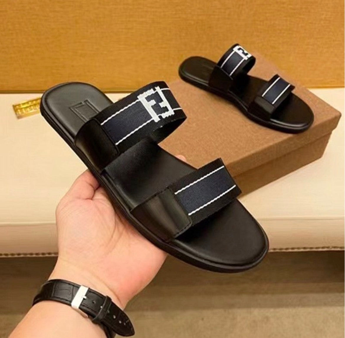 Pantoufles homme :FENDI