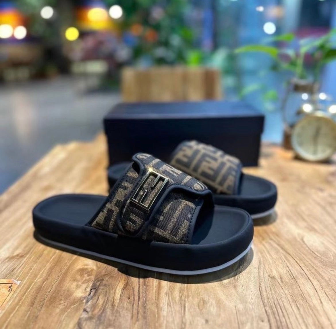 Pantoufles homme : FENDI