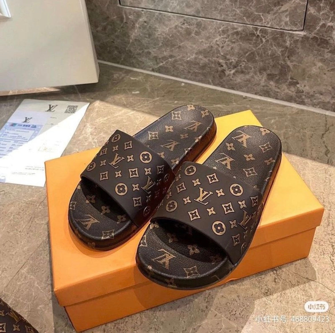 Pantoufles Homme :LV