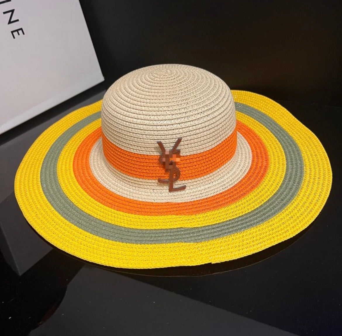 Sac à main et chapeau :YVE SAINT LAURENT