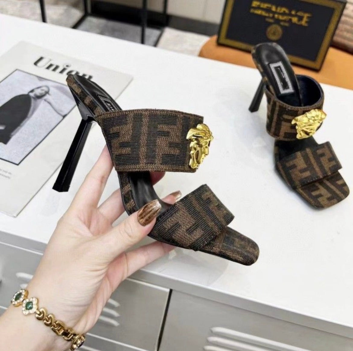 Sandales : Versace