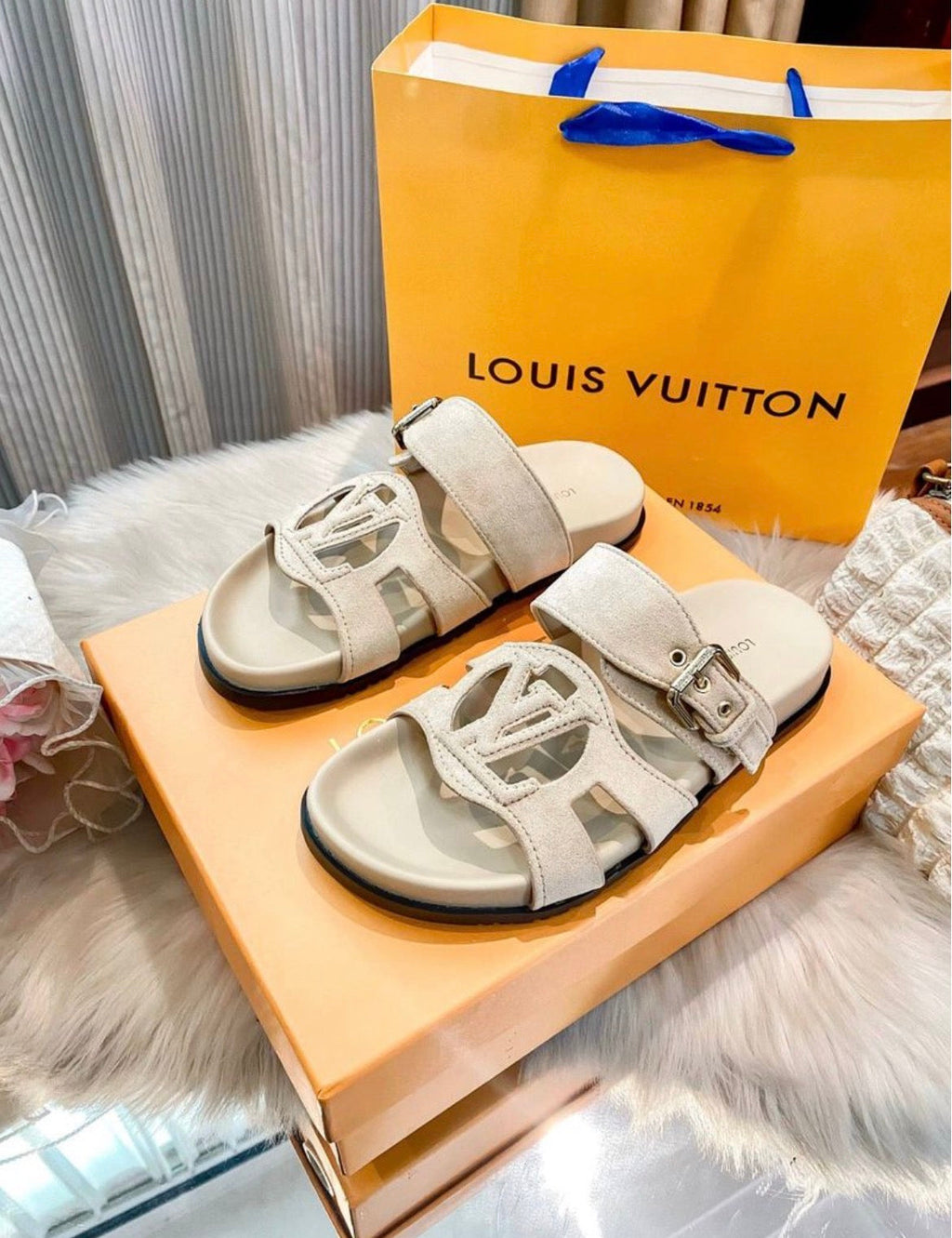 Pantoufles homme :LV