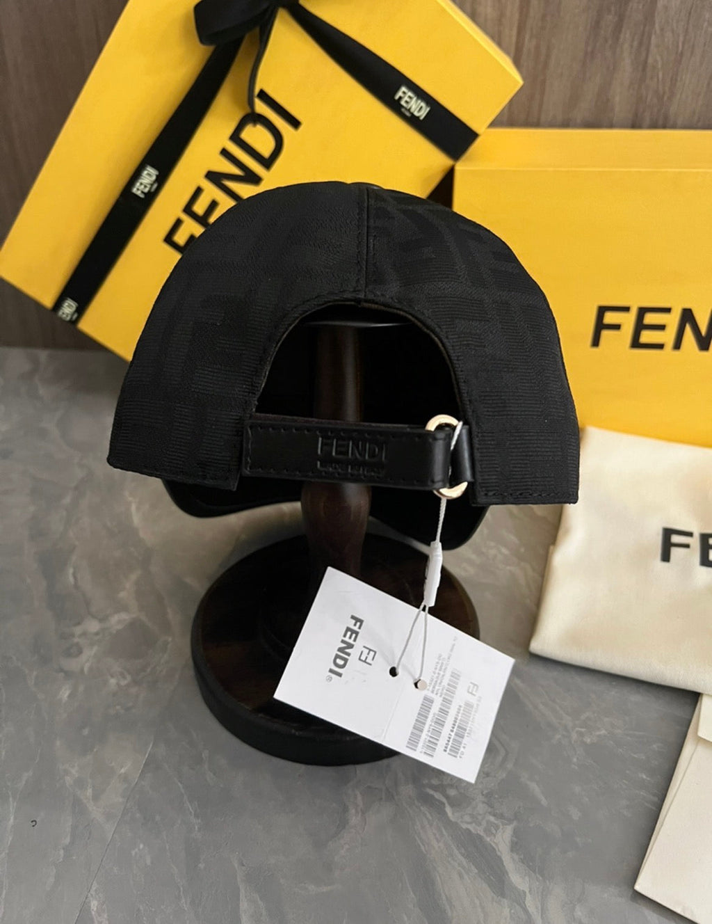 Casquette :FENDI
