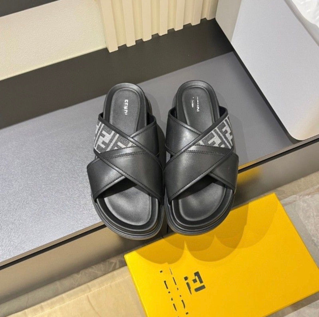 Pantoufles homme :FENDI