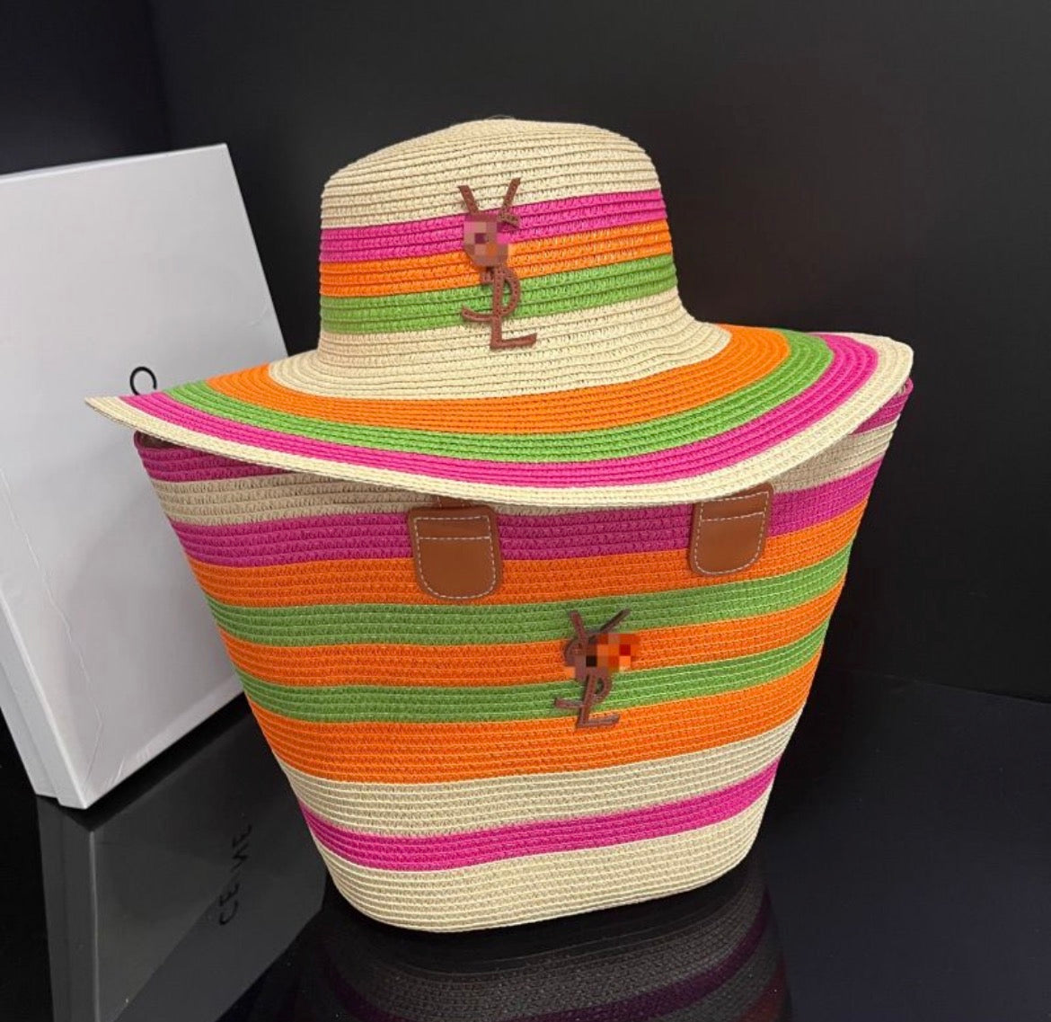 Sac à main et chapeau :YVE SAINT LAURENT