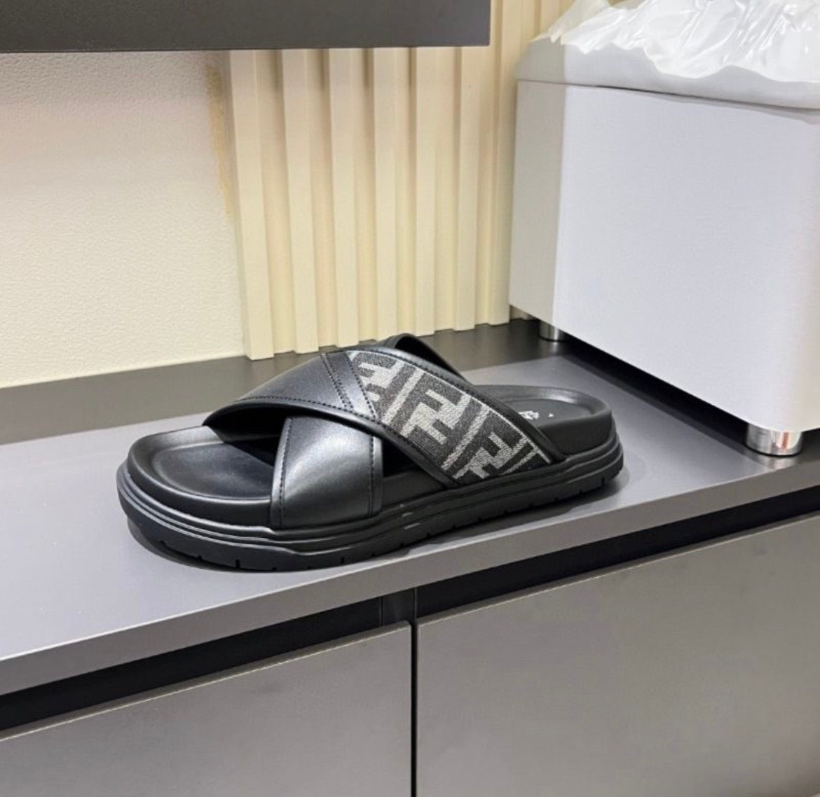 Pantoufles homme :FENDI