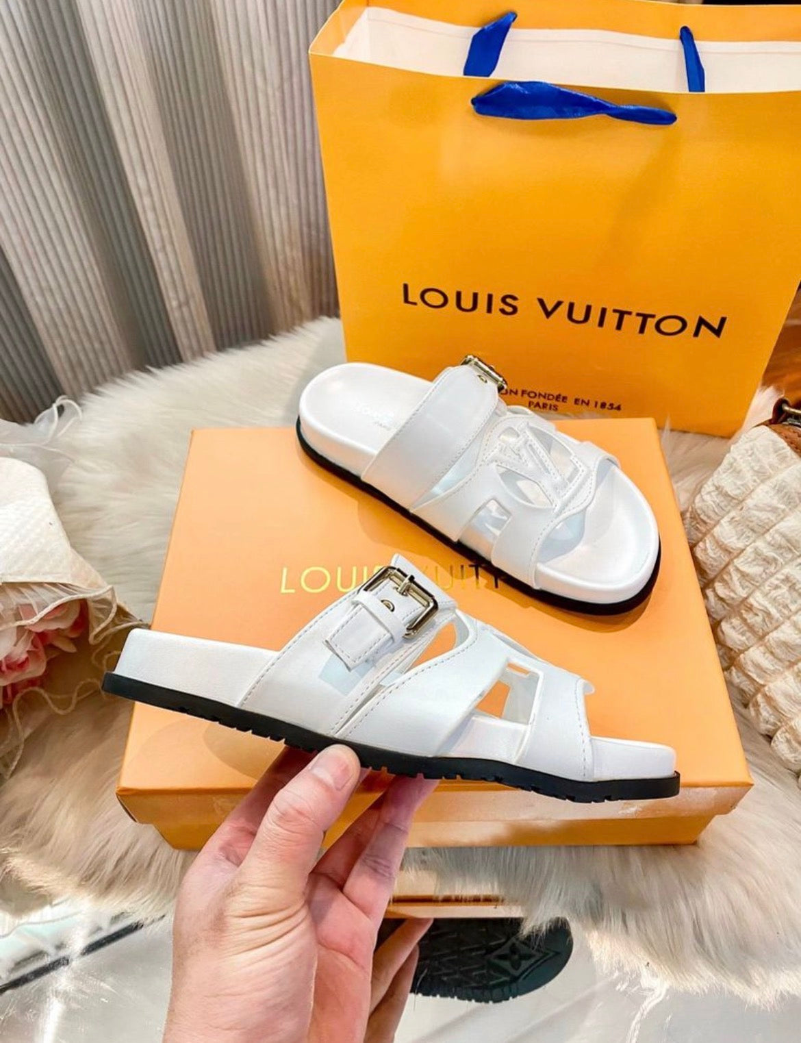 Pantoufles homme :LV