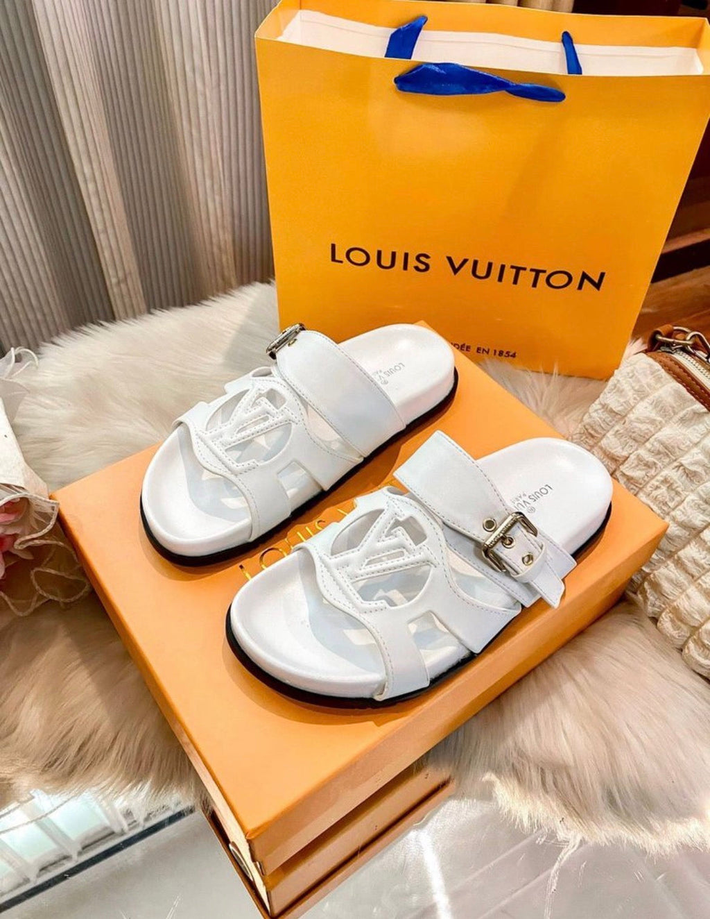 Pantoufles homme :LV