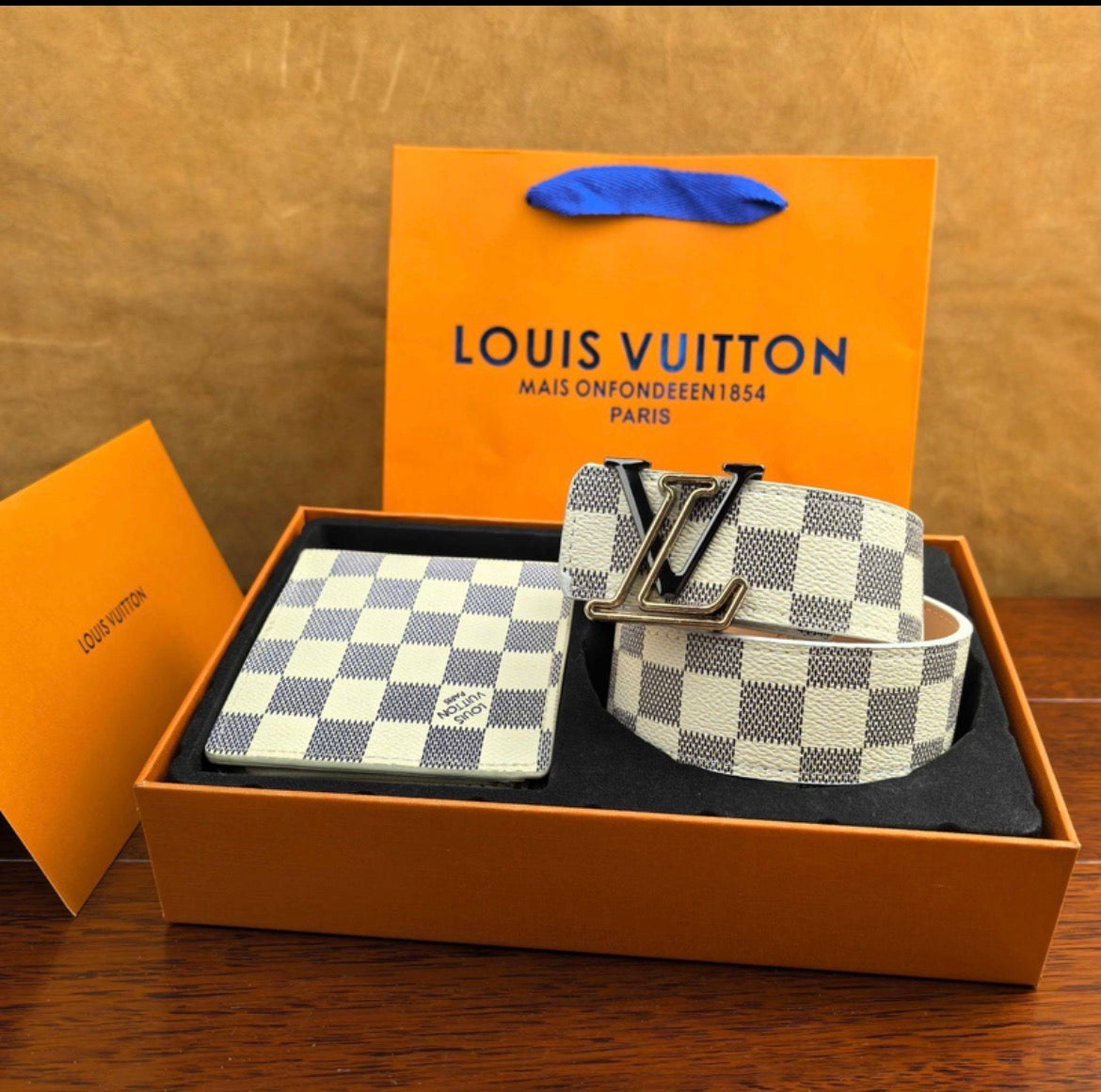 Ceinture et portefeuille LV