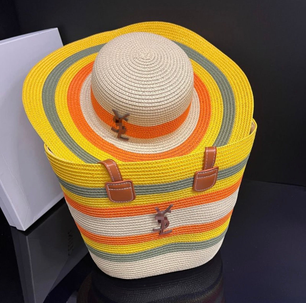 Sac à main et chapeau :YVE SAINT LAURENT