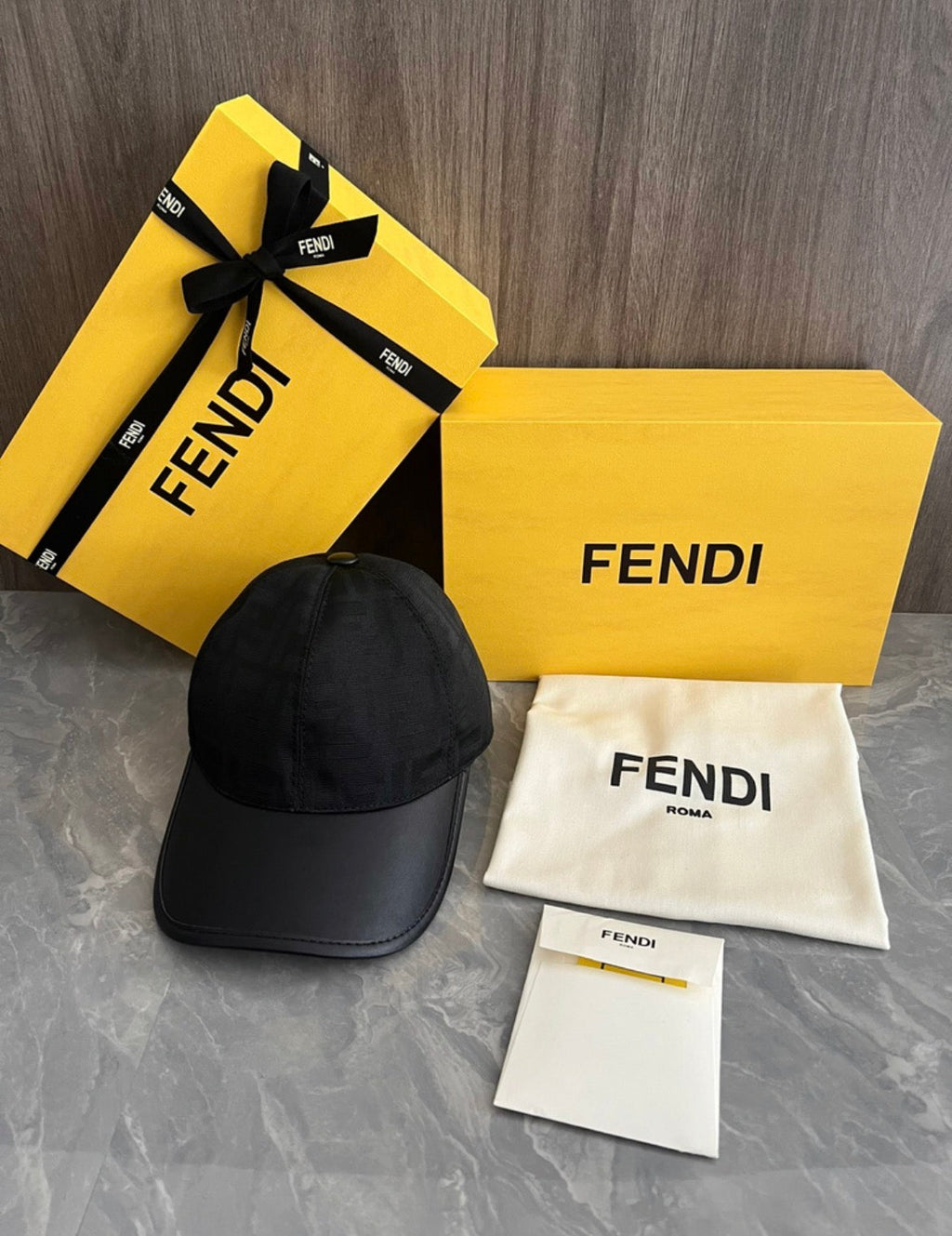 Casquette :FENDI