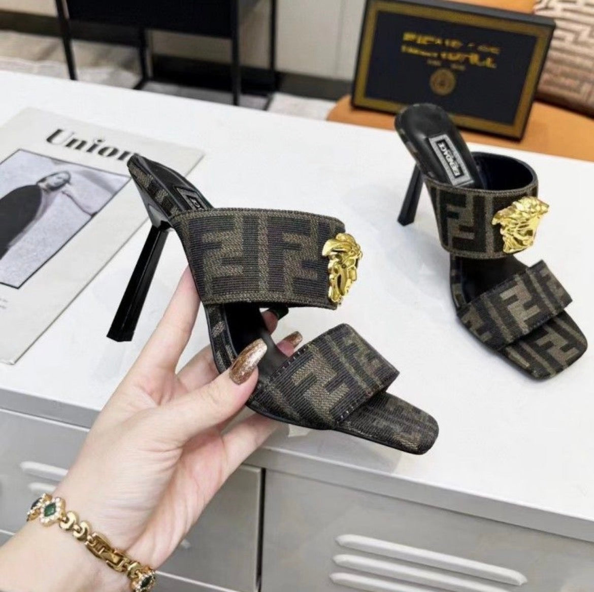 Sandales : Versace