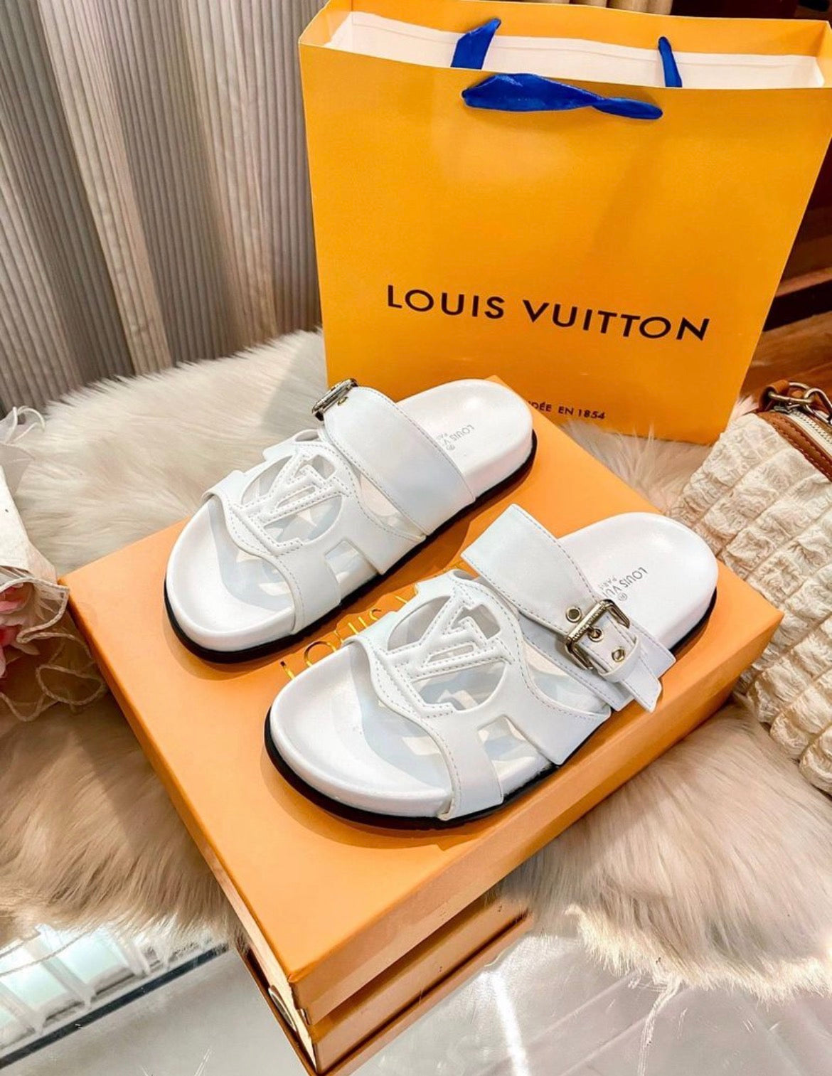 Pantoufles homme :LV
