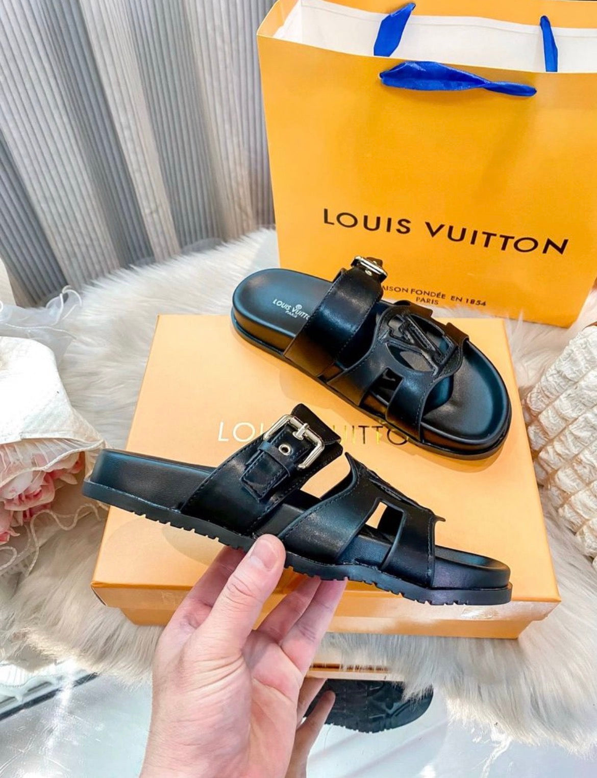 Pantoufles homme :LV