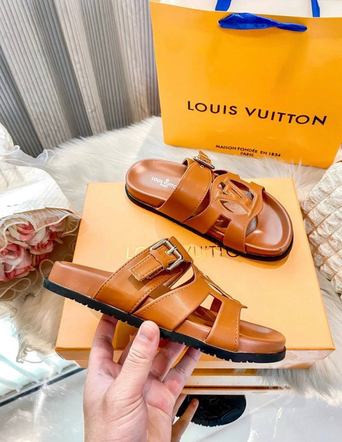 Pantoufles homme :LV