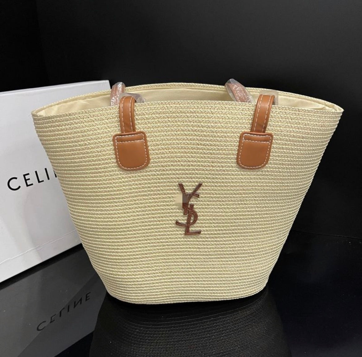 Sac à main et chapeau :YVE SAINT LAURENT
