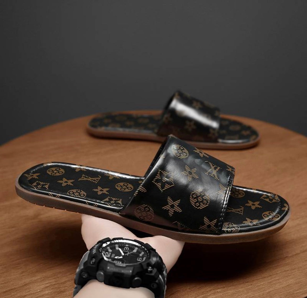 Pantoufles homme :LV