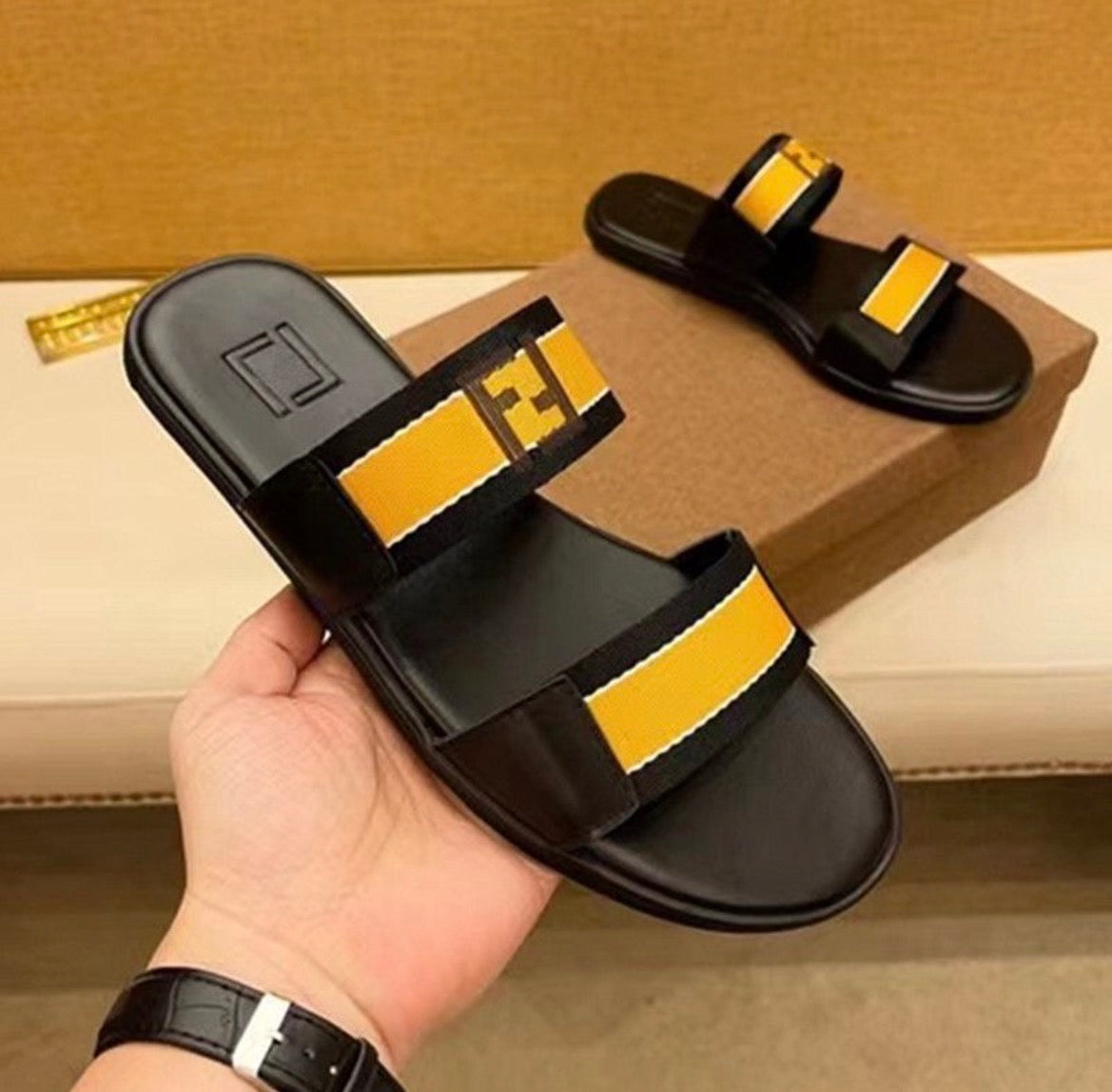 Pantoufles homme :FENDI