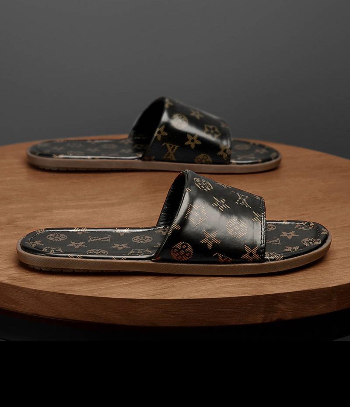 Pantoufles homme :LV