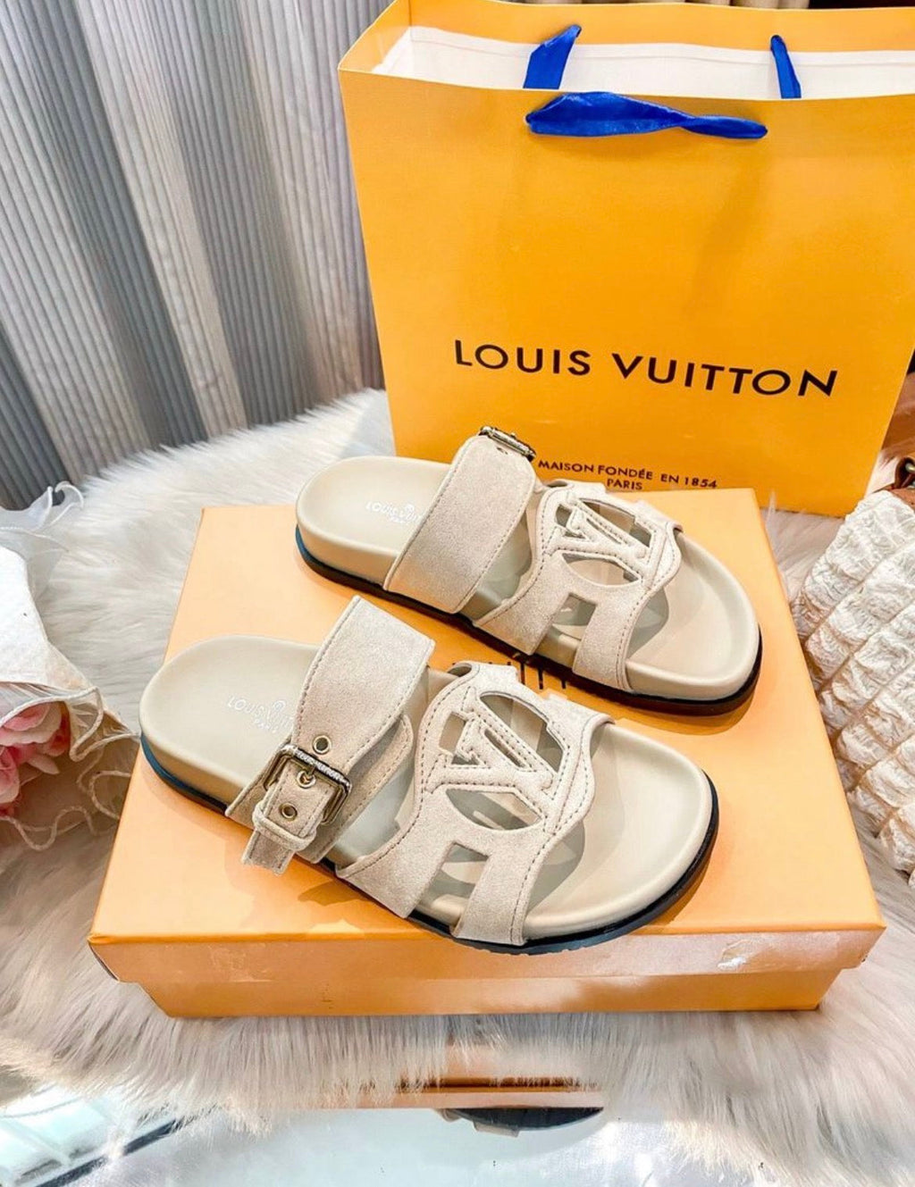 Pantoufles homme :LV