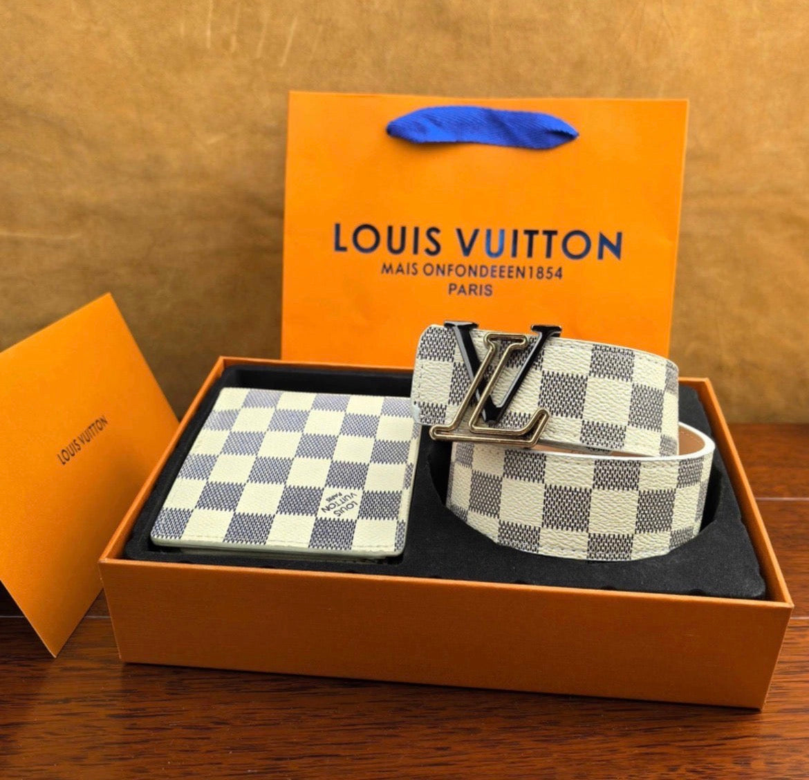 Ceinture et portefeuille LV