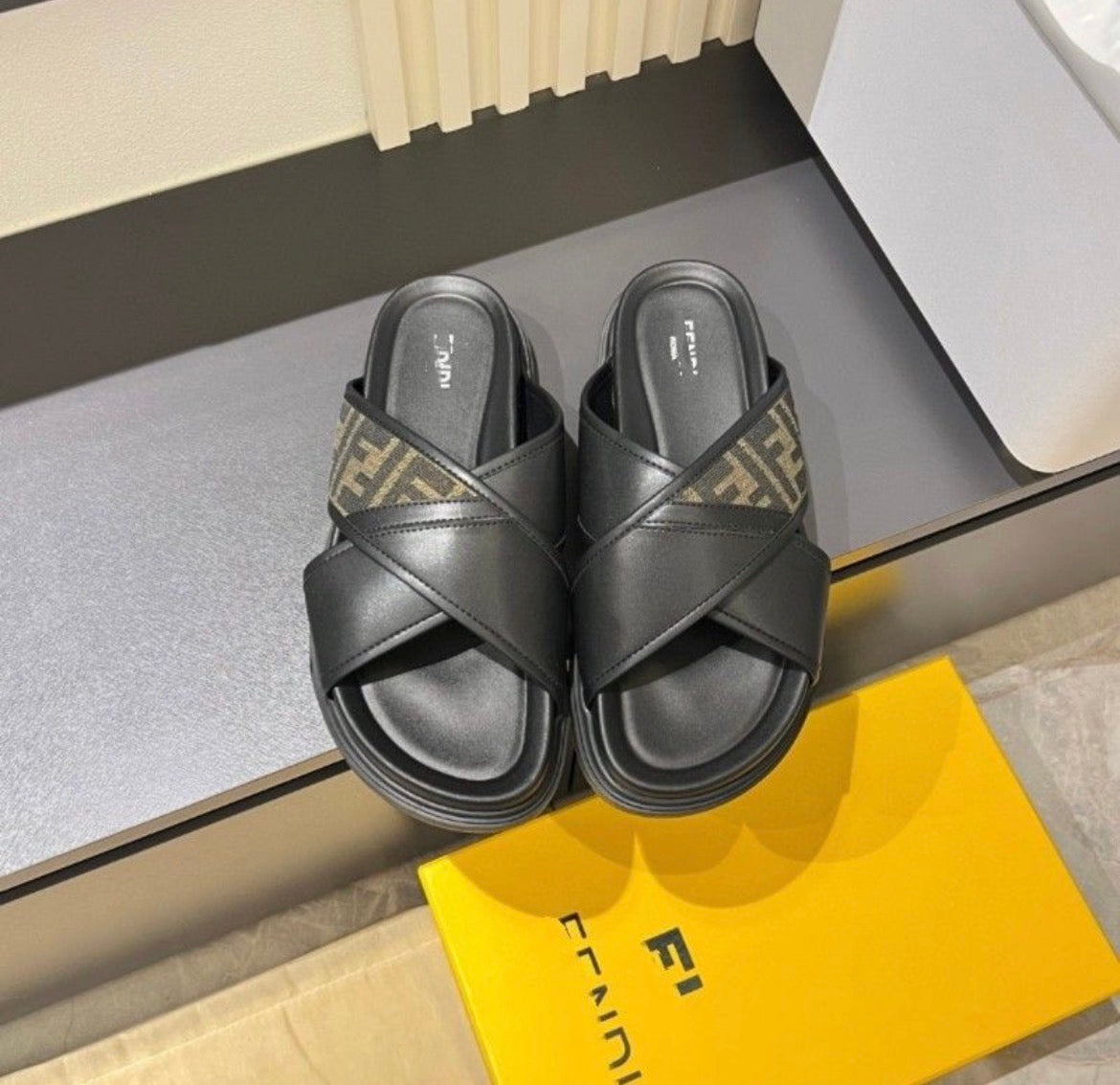 Pantoufles homme :FENDI