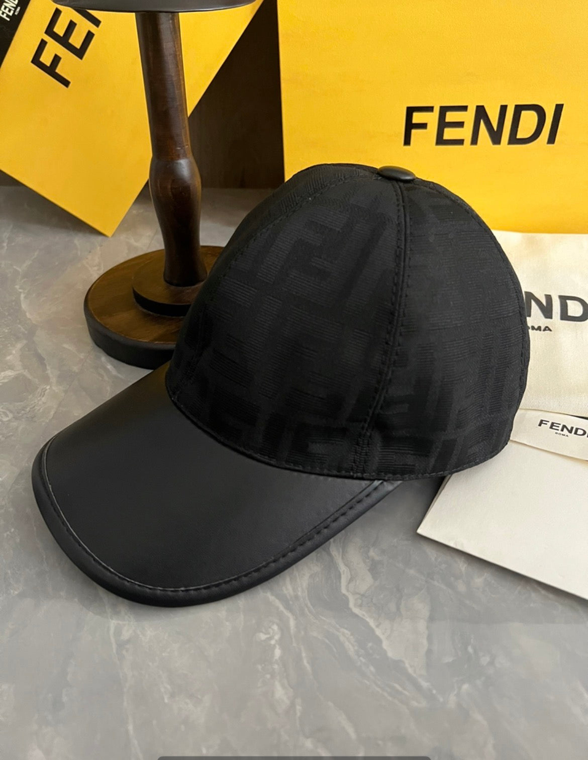 Casquette :FENDI