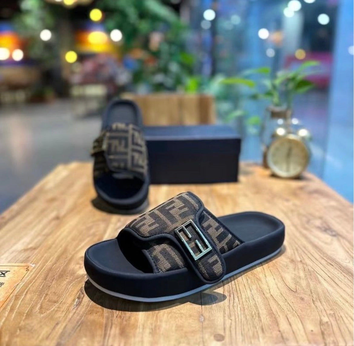 Pantoufles homme : FENDI