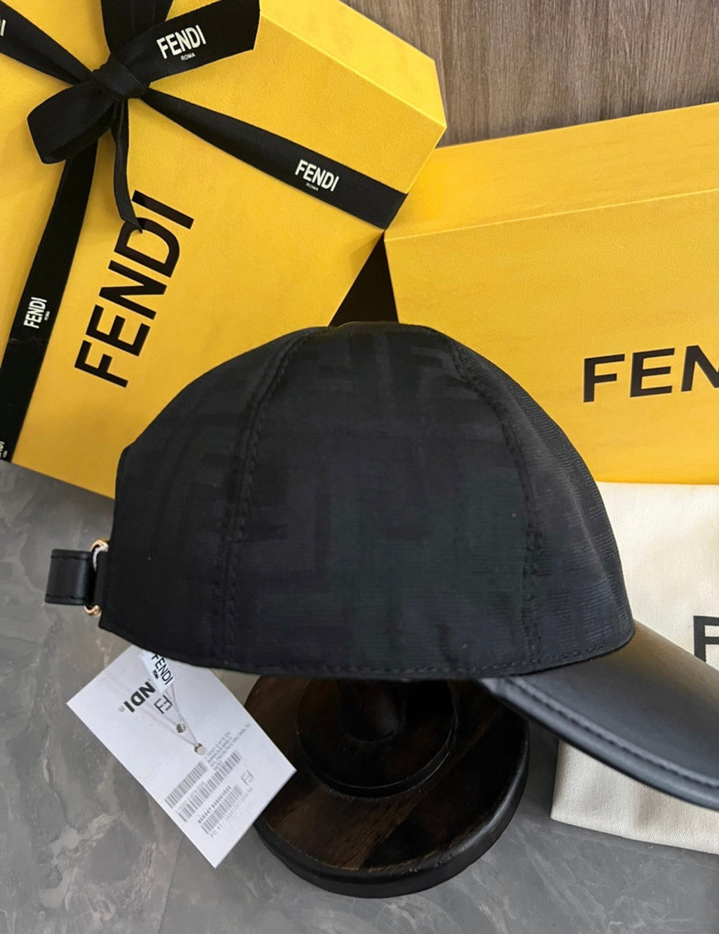 Casquette :FENDI