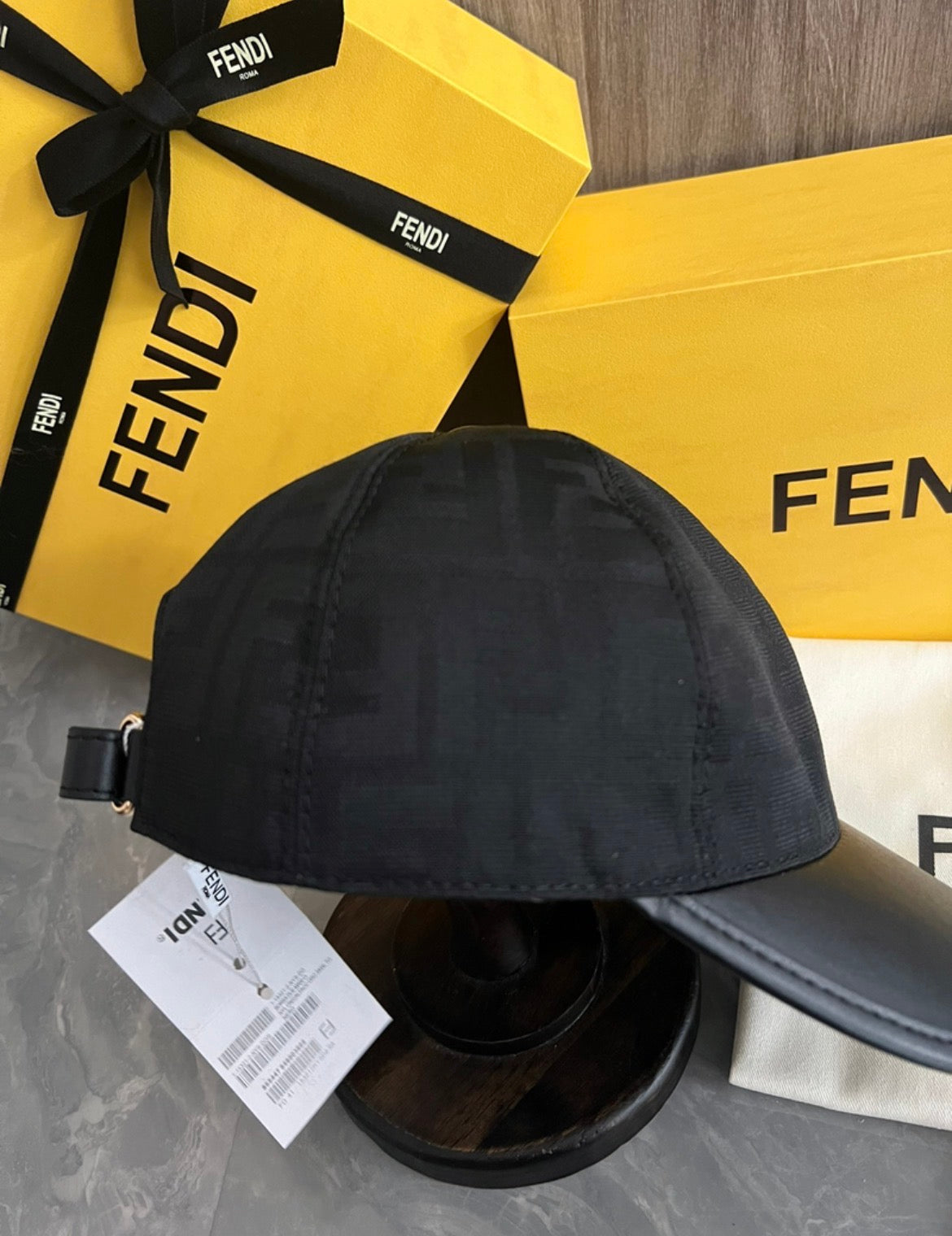 Casquette :FENDI