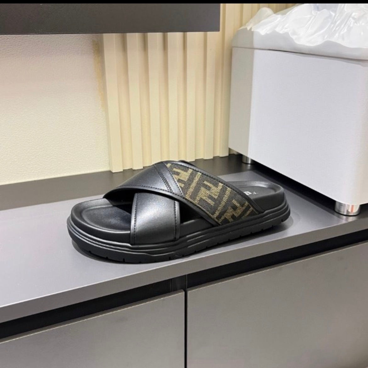 Pantoufles homme :FENDI
