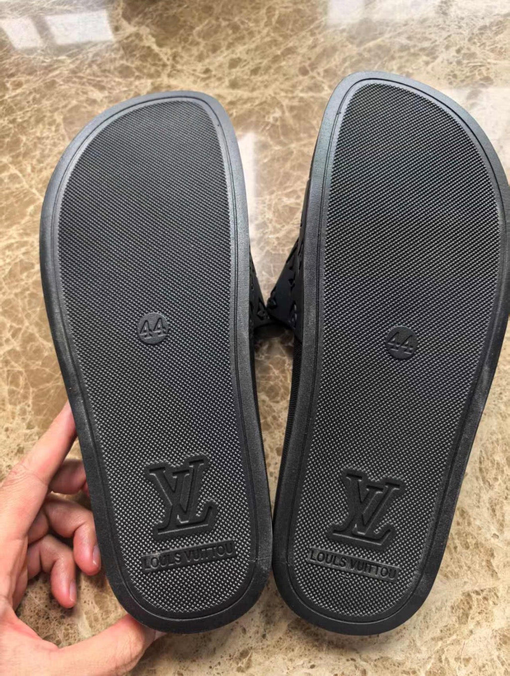 Pantoufles Homme :LV