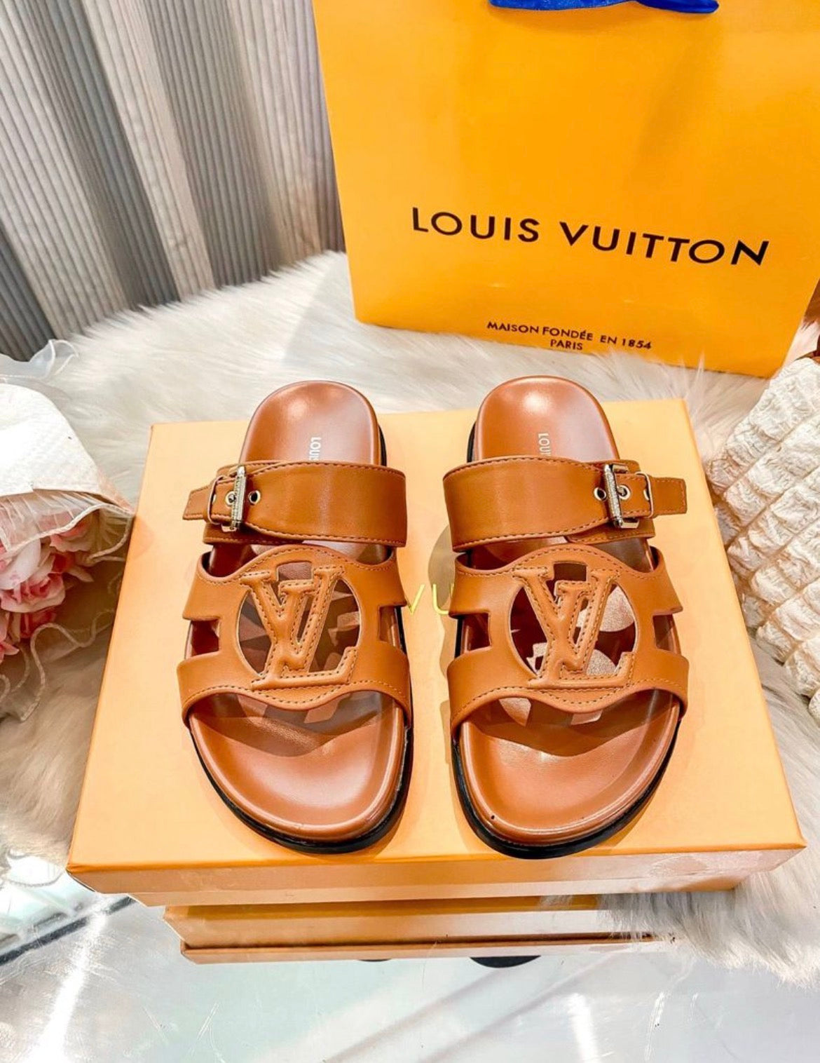 Pantoufles homme :LV