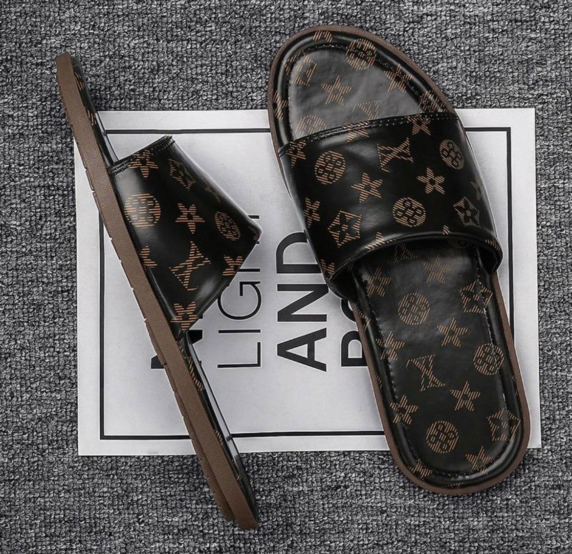 Pantoufles homme :LV