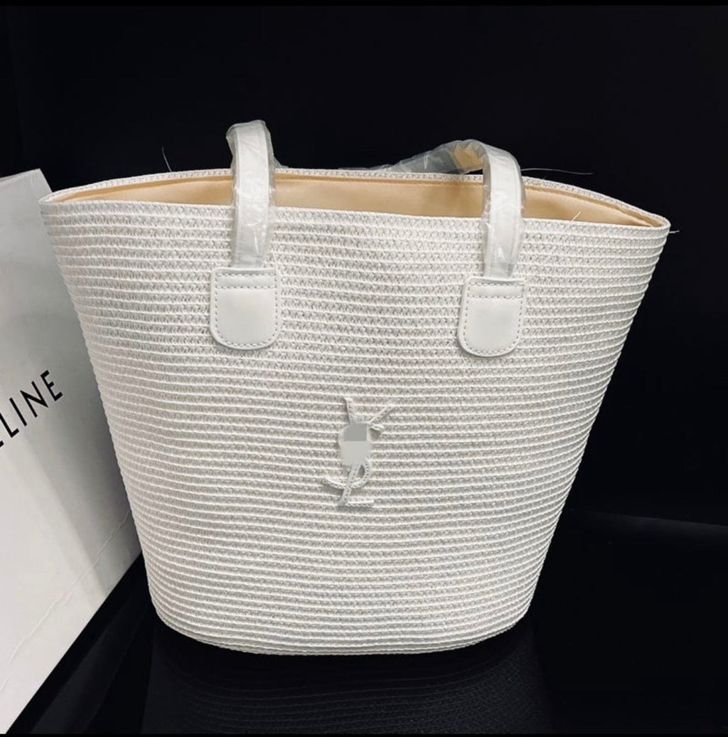 Sac à main et chapeau :YVE SAINT LAURENT