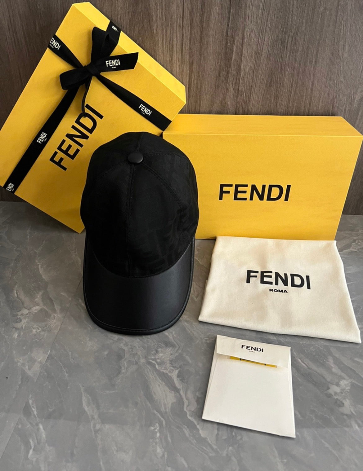 Casquette :FENDI