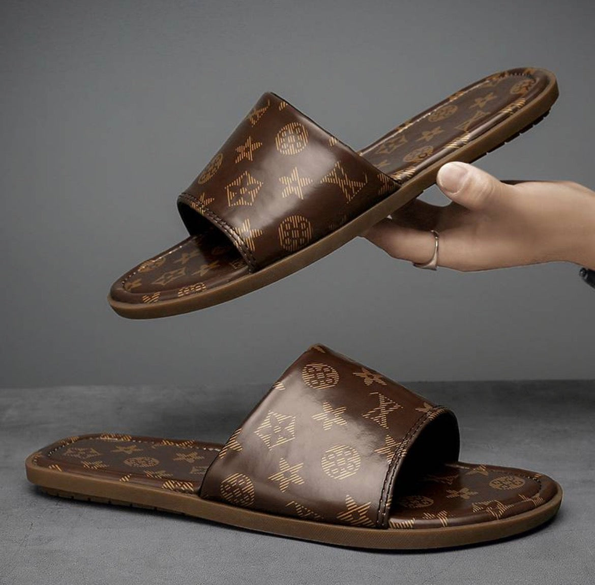 Pantoufles homme :LV