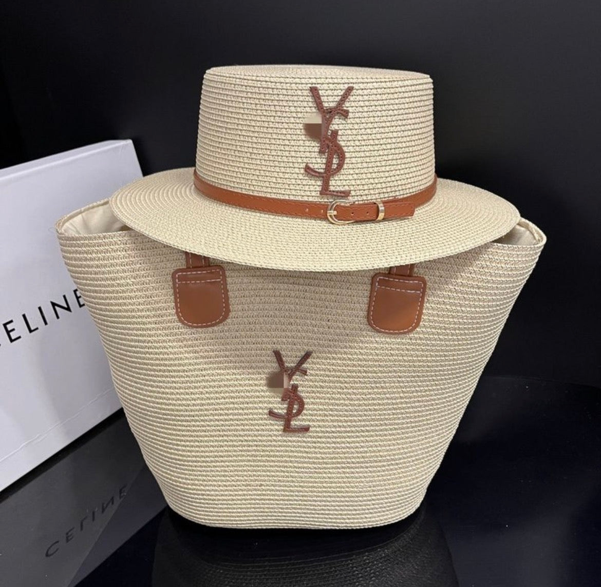 Sac à main et chapeau :YVE SAINT LAURENT