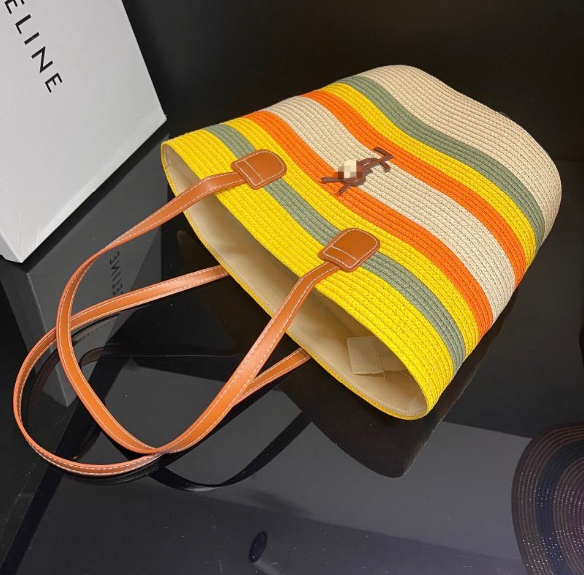 Sac à main et chapeau :YVE SAINT LAURENT