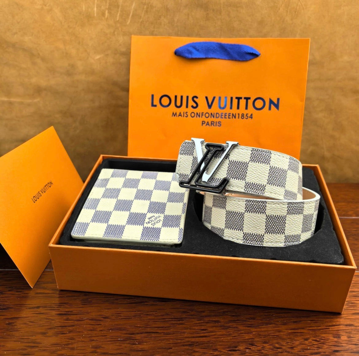 Ceinture et portefeuille LV