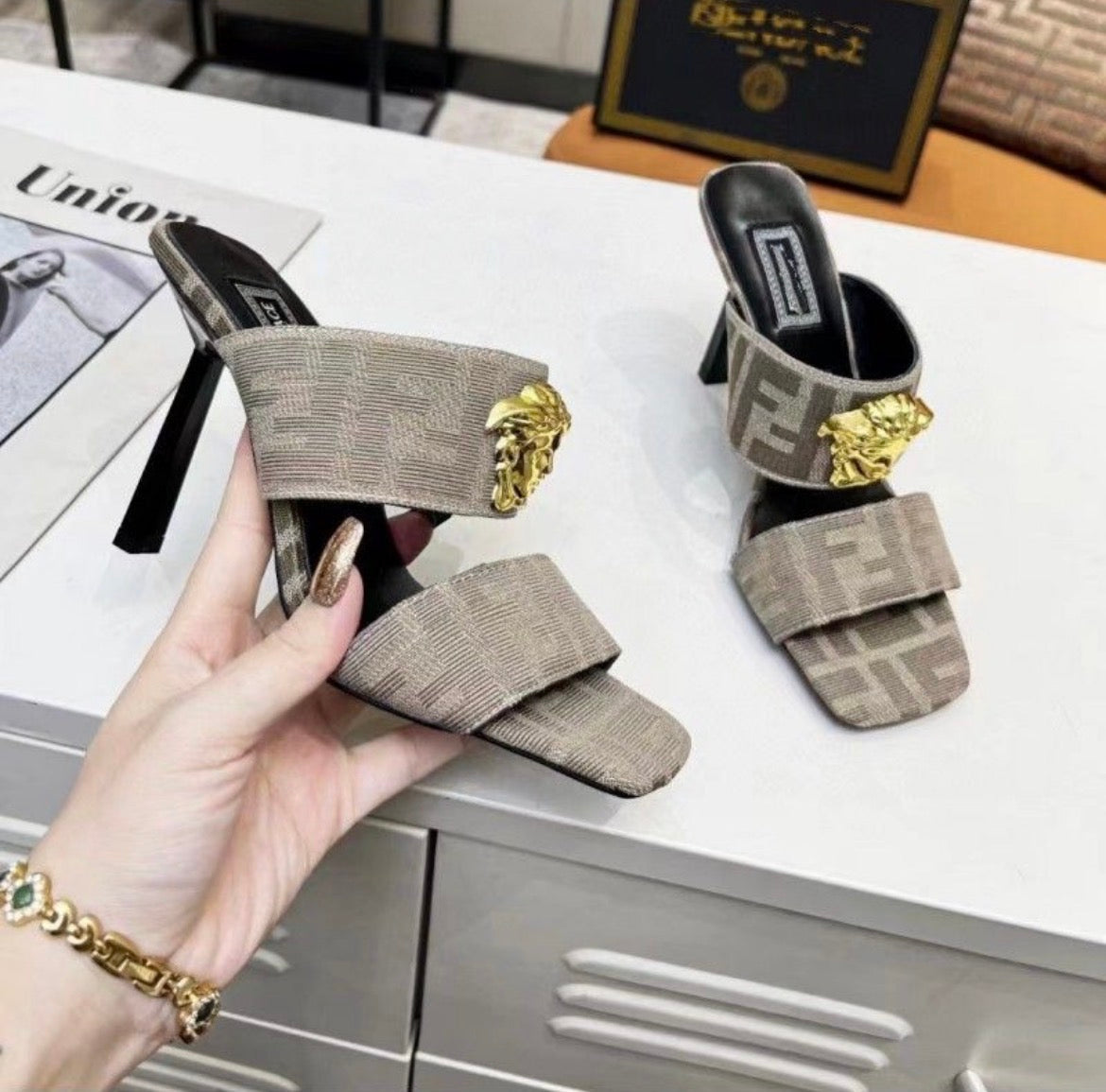 Sandales : Versace