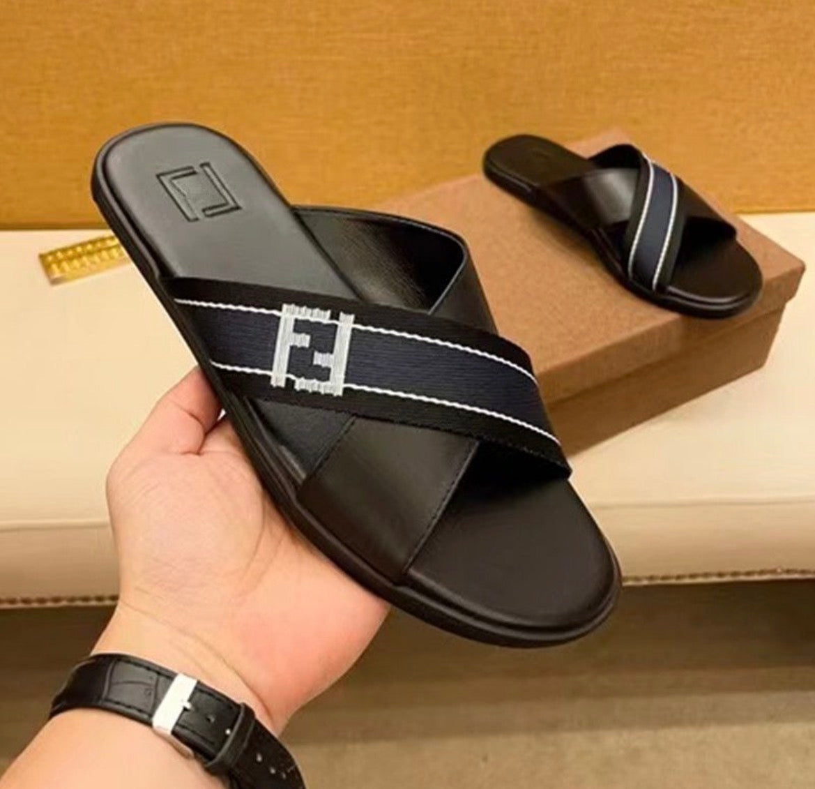 Pantoufles homme :FENDI