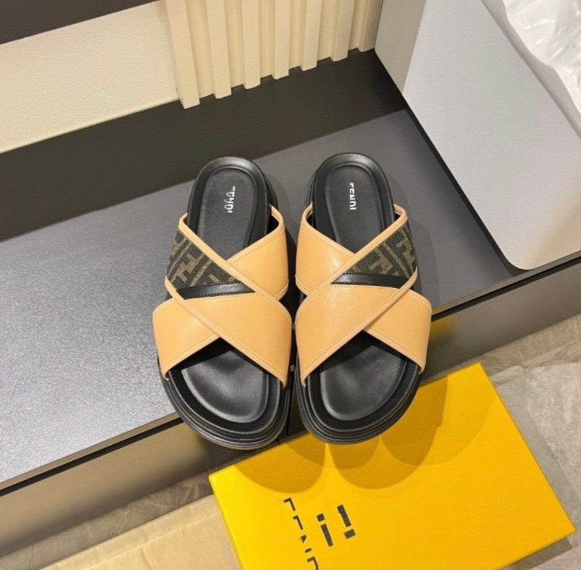 Pantoufles homme :FENDI