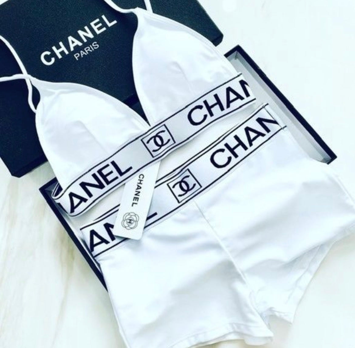 Maillot de bain :CHANEL